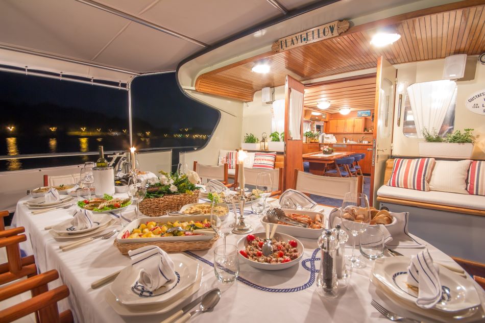 dinner-served-on-motor-yacht-play-fellow.jpg