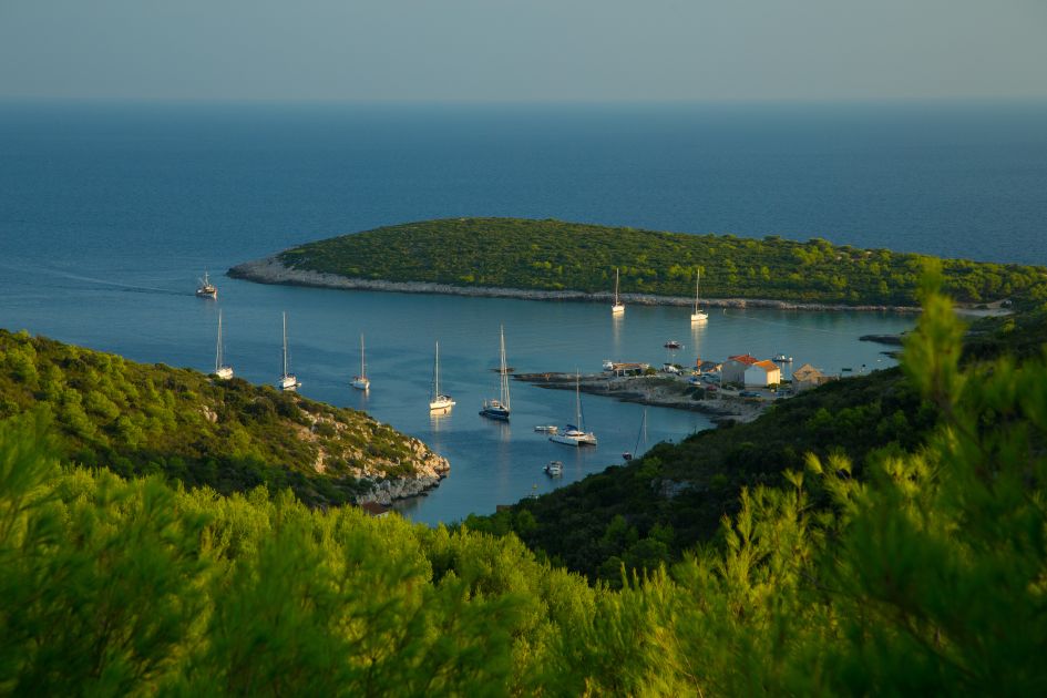 rukavac-bay-vis-sailing-guide.jpg