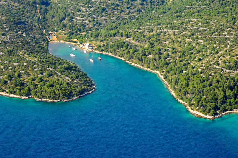 stipanska-bay-brac-sailing-guide.jpg