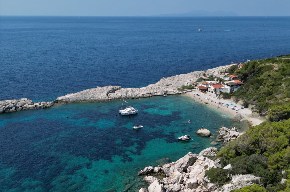 zarace-bay-hvar-sailing-guide.jpg