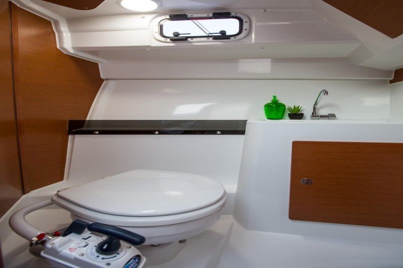 Jenneau Merry Fisher 795 toilet, rent a boat Trogir, Split, Hvar