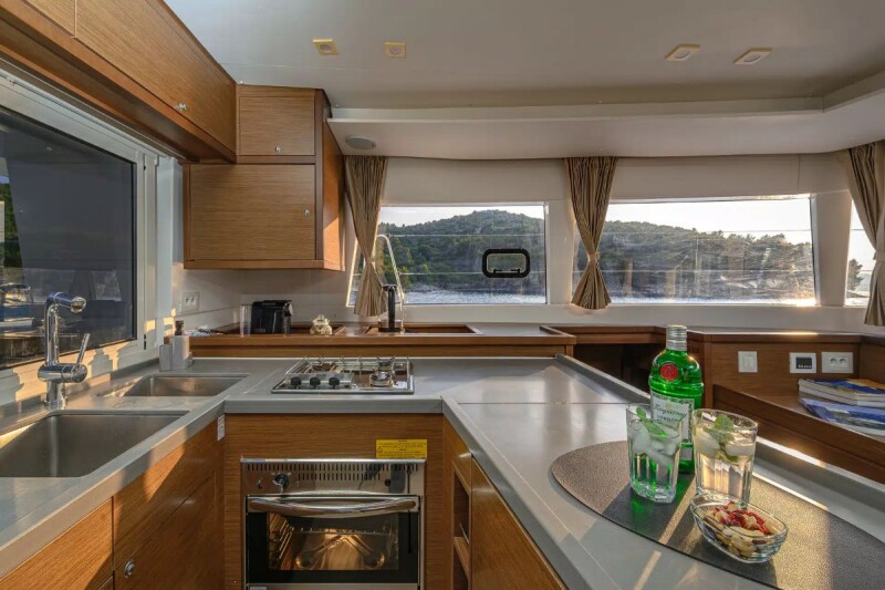 catamaran-for-days-and-multiday-trips-from-split