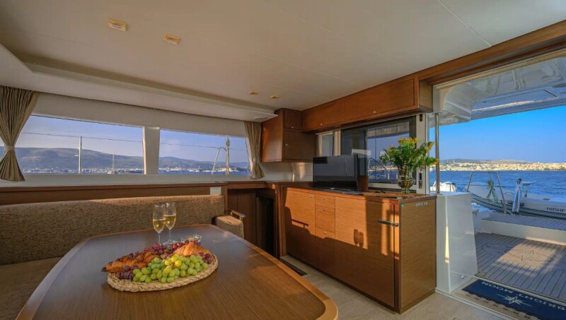 catamaran-for-days-and-multiday-trips-from-split