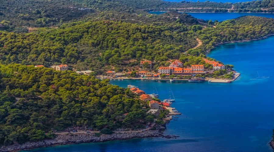 one-way-sailing-route-split-dubrovnik-pomena-bay-mljet-croatia.jpg