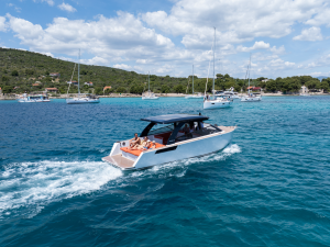 colnago-33-luxury-boat-trip-from-split-to-hvar