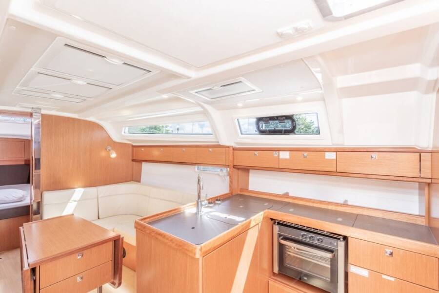 Bavaria 37 