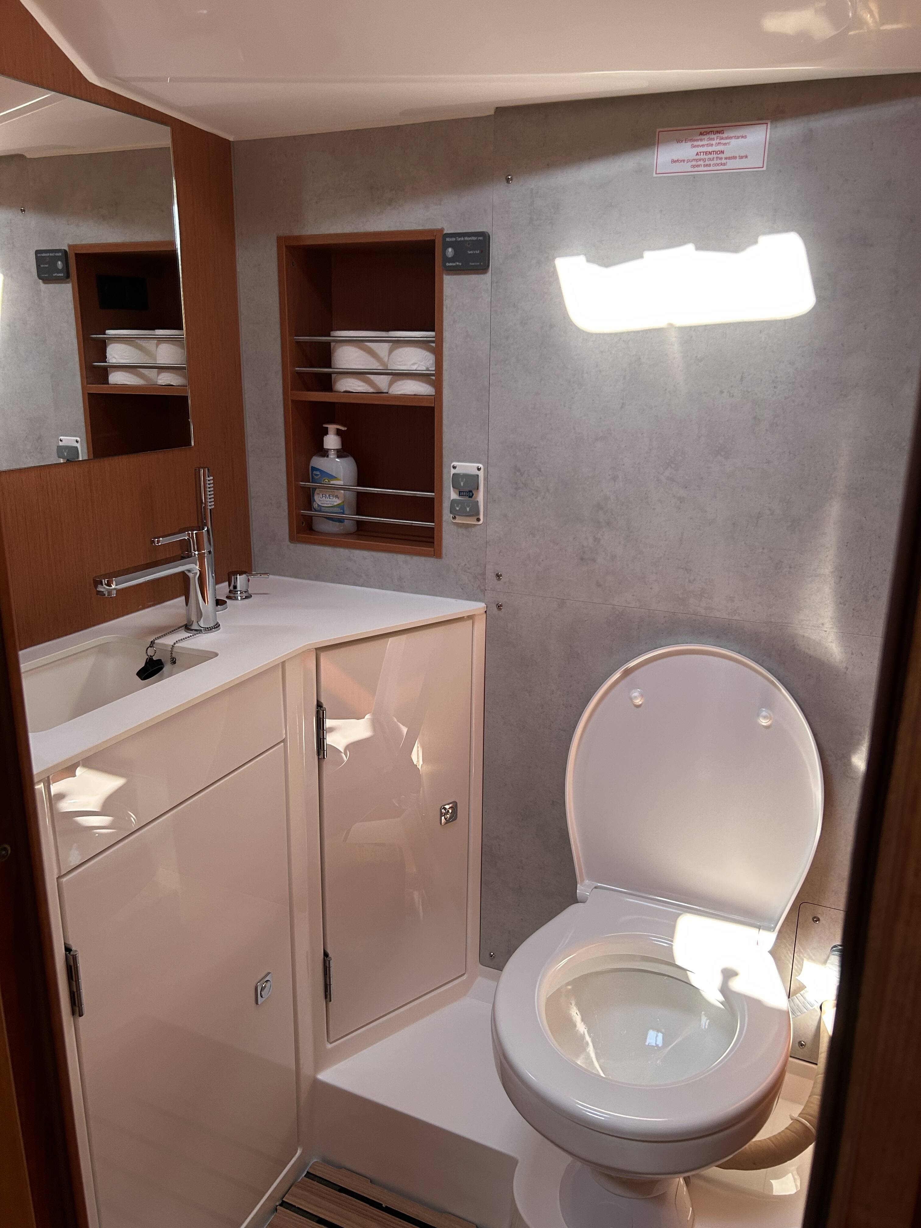 Bavaria C42 Juju