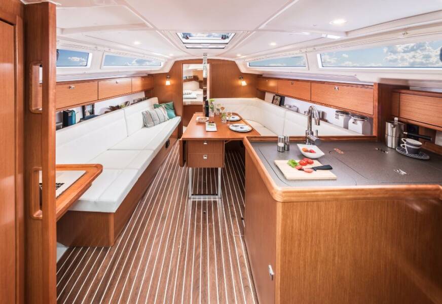 Bavaria Cruiser 34 Licence to chill