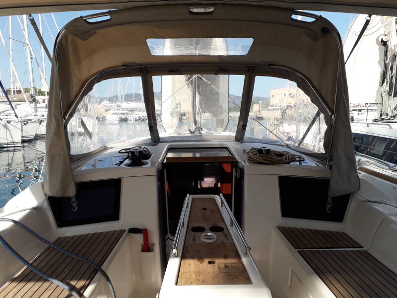 Dufour 360 GL Happy Planet