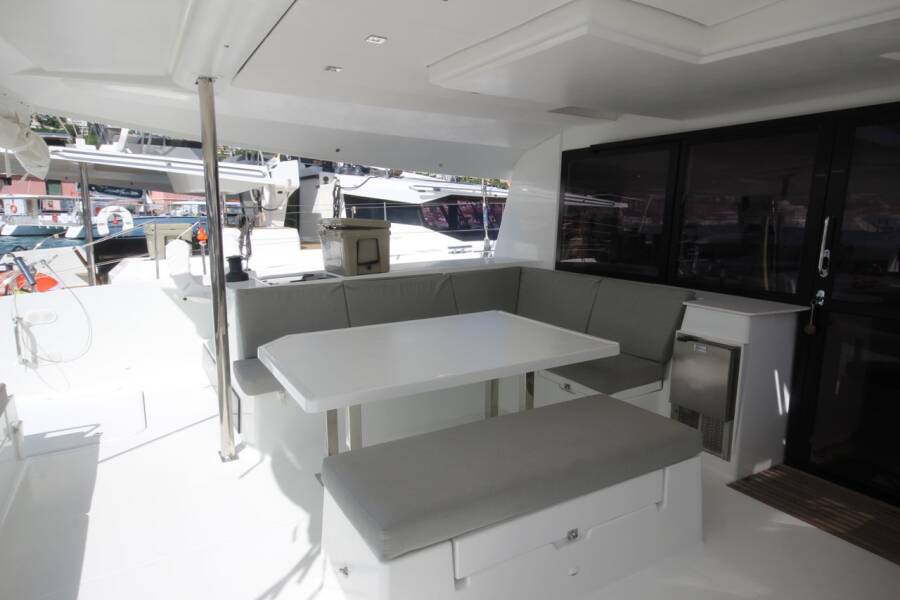 Fountaine Pajot Saba 50 Apres Ski