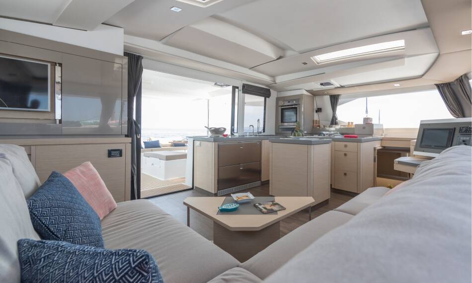 Fountaine Pajot Saona 47 Quintet Red Rose