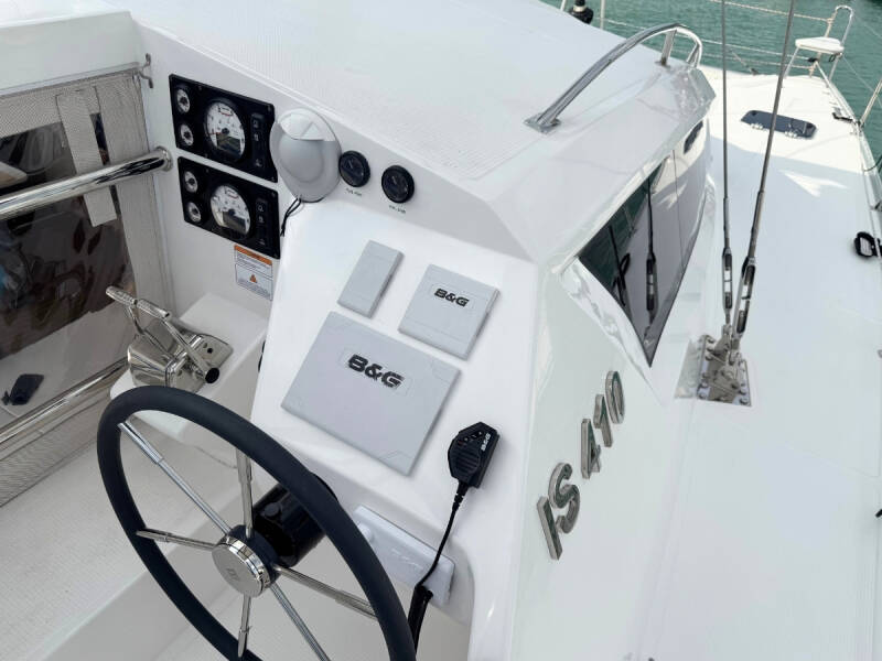 Island Spirit 410 Isle Phantom