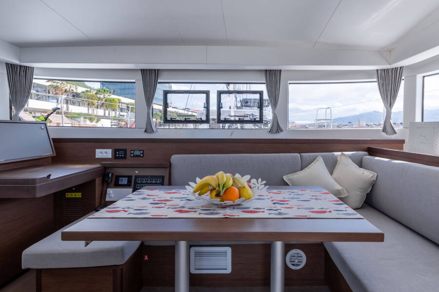 Lagoon 40 Sailor Moon