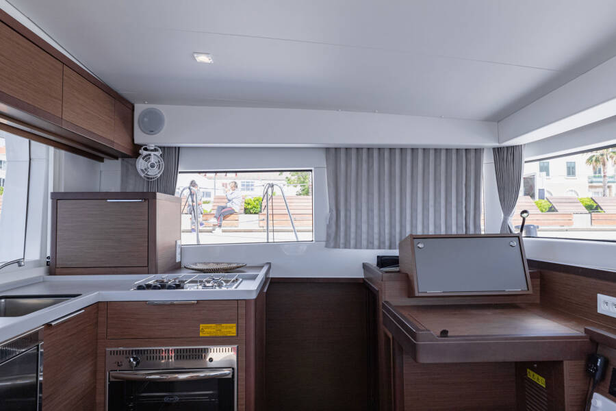 Lagoon 40 Sailor Moon