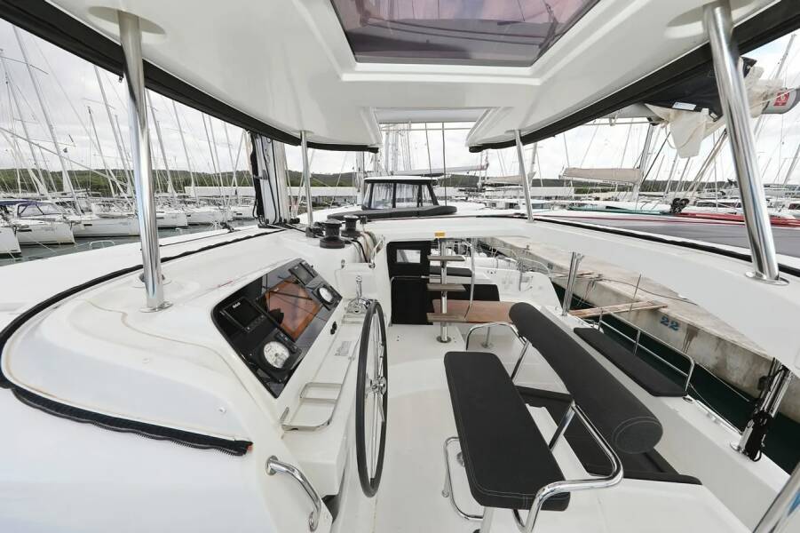 Lagoon 42 Lila