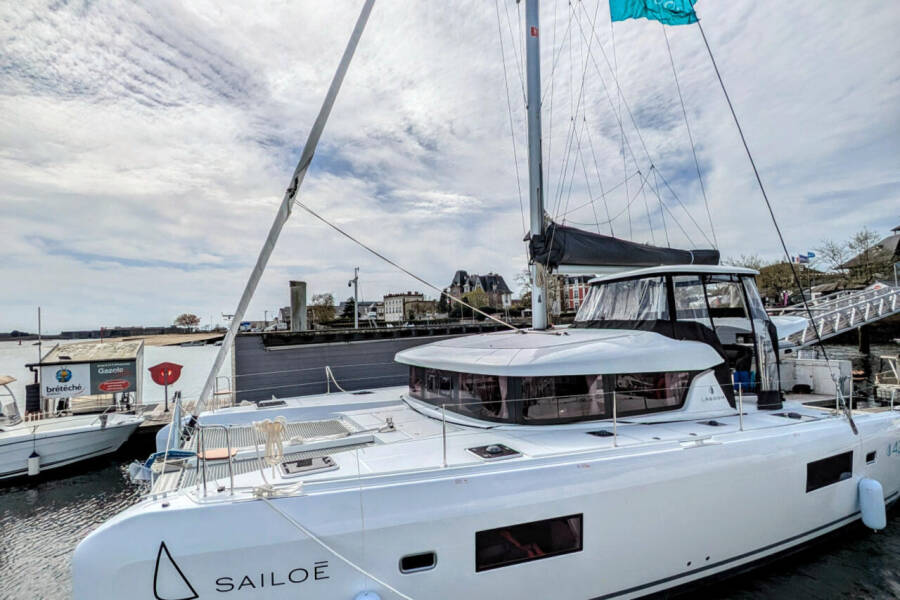 Lagoon 42 