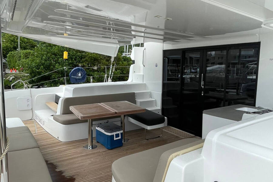 Lagoon 50 Bottoms up_X