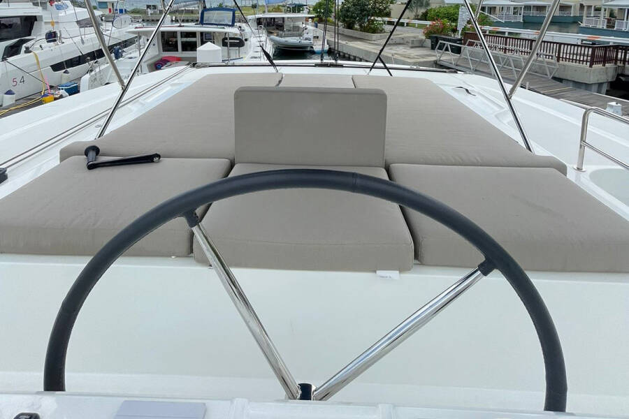 Lagoon 50 Bottoms up_X