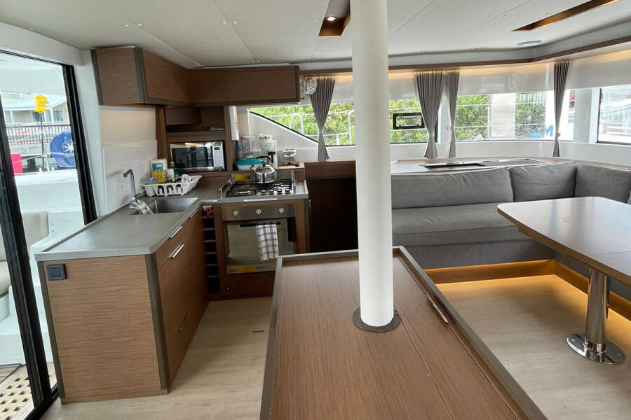 Lagoon 50 Bottoms up_X