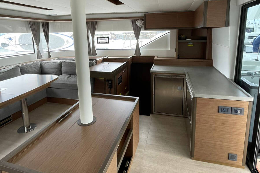 Lagoon 50 Bottoms up_X