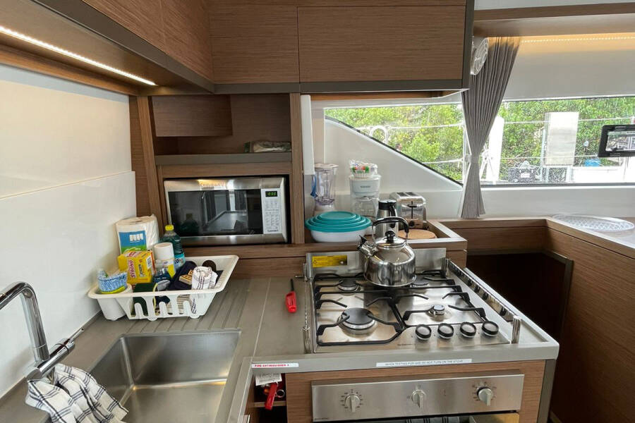 Lagoon 50 Bottoms up_X