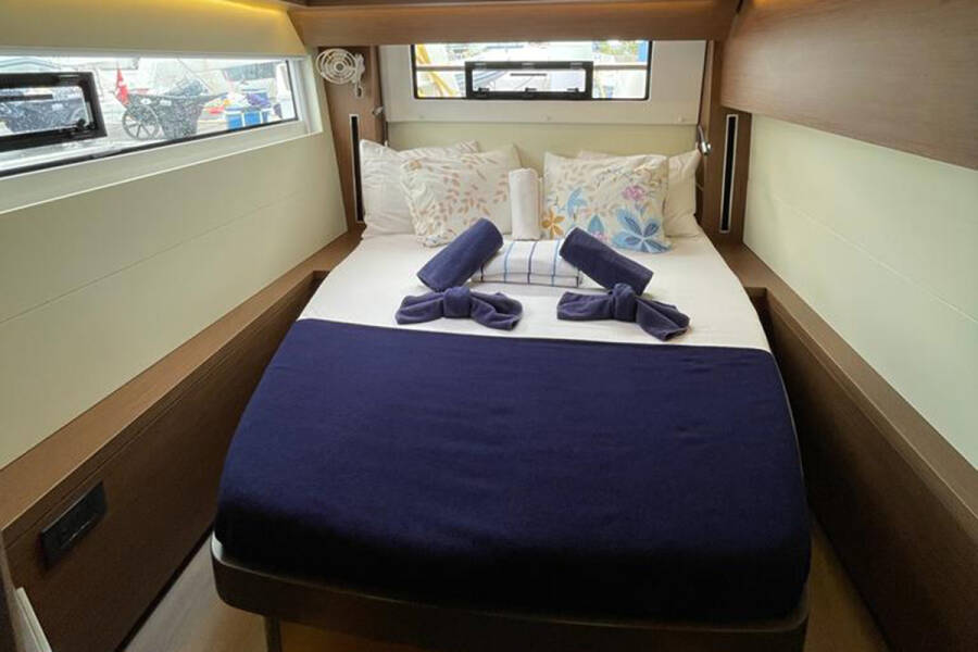 Lagoon 50 Bottoms up_X