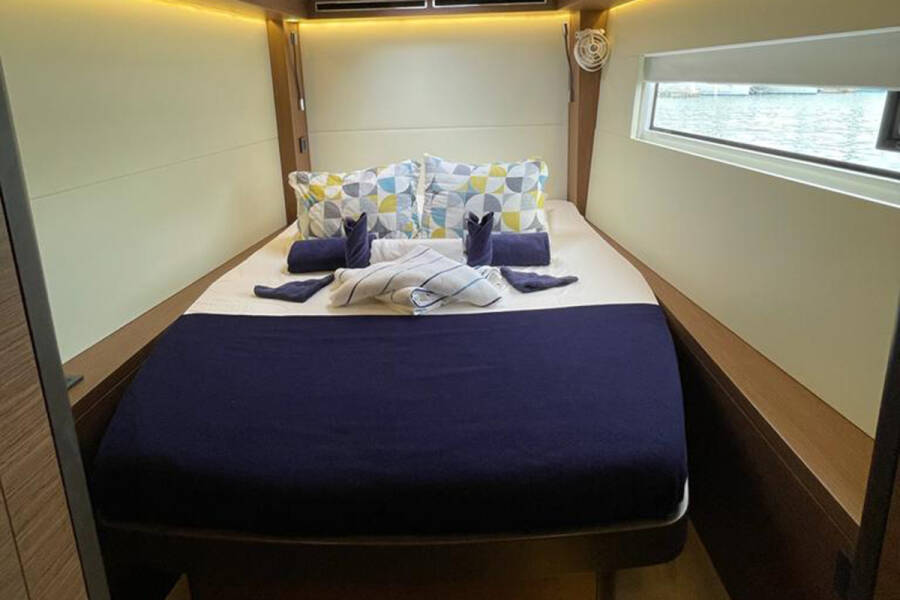 Lagoon 50 Bottoms up_X