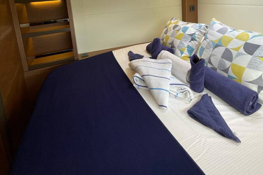 Lagoon 50 Bottoms up_X