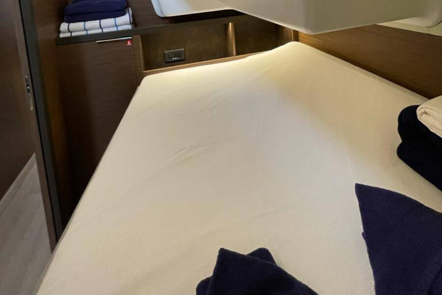 Lagoon 50 Bottoms up_X