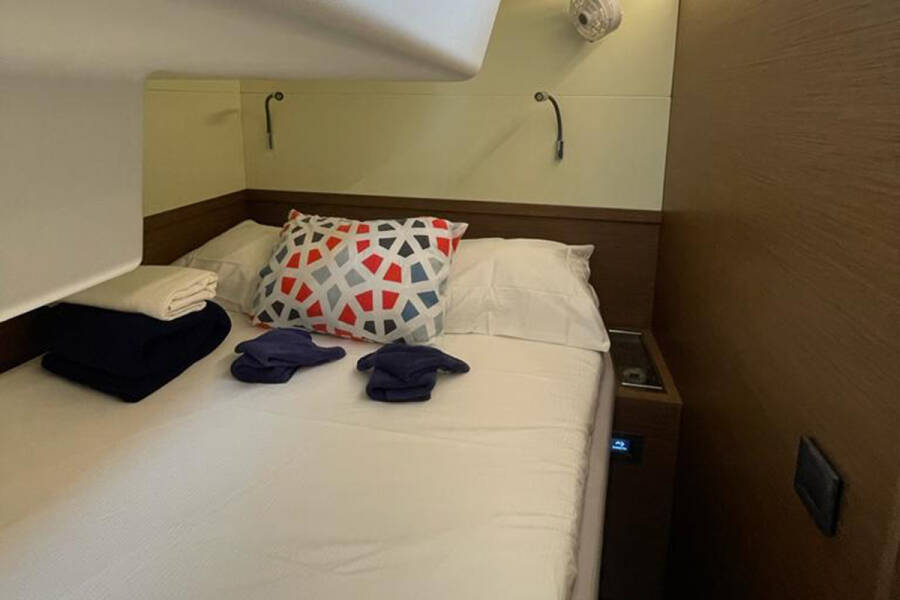 Lagoon 50 Bottoms up_X