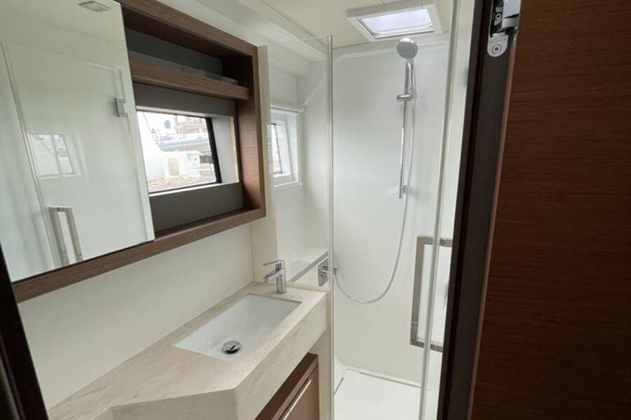 Lagoon 50 Bottoms up_X