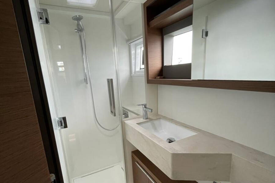 Lagoon 50 Bottoms up_X