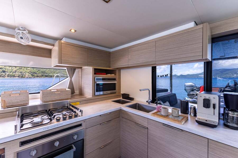Lagoon 55 Valinor (Crewed)