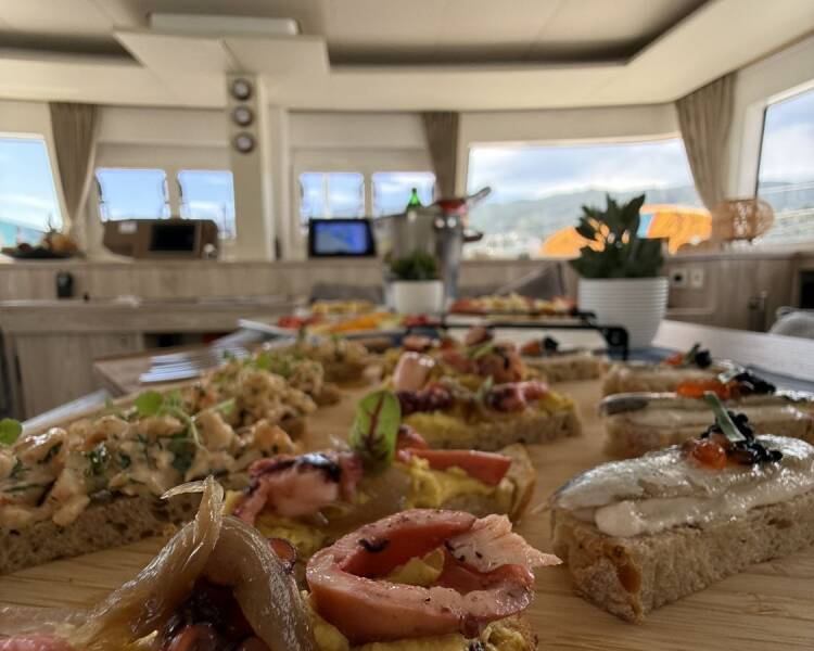 Lagoon 560 S2 Starlight (Crewed) 