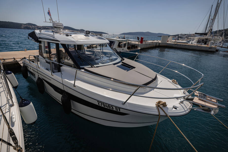Merry Fisher 895 Offshore Shearwater