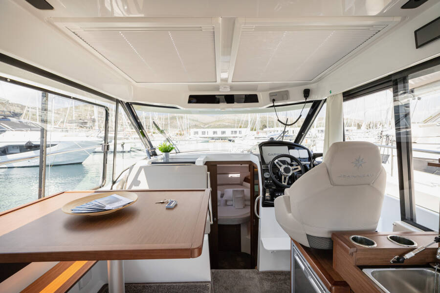 Merry Fisher 895 Offshore Shearwater