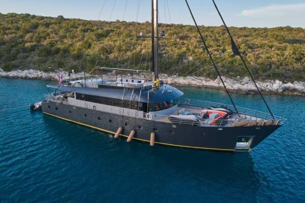 M/S Rara Avis Rara Avis