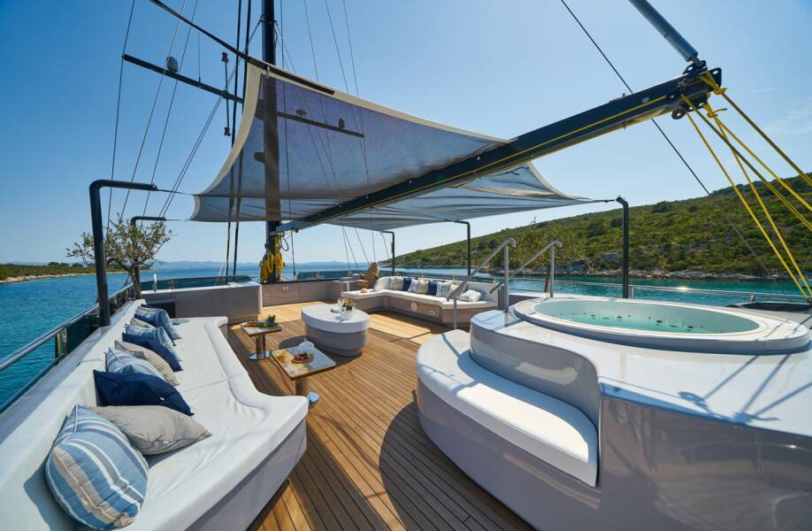 M/S Rara Avis Rara Avis