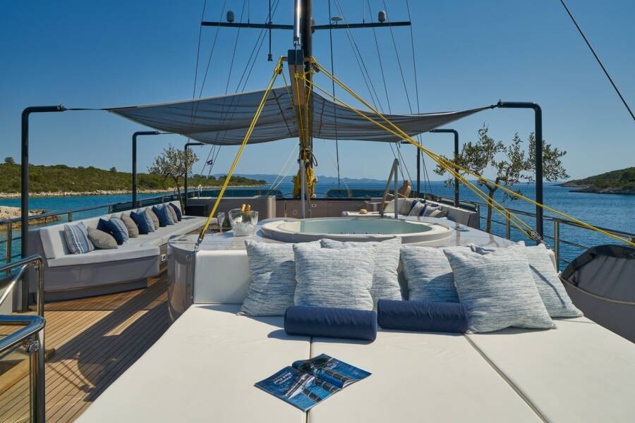 M/S Rara Avis Rara Avis
