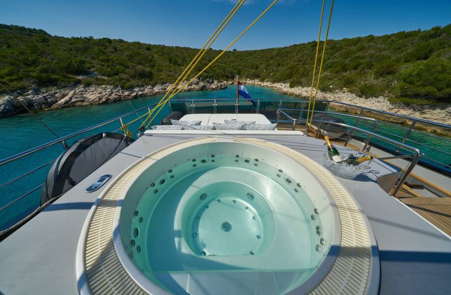 M/S Rara Avis Rara Avis