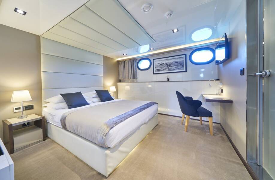 M/S Rara Avis Rara Avis