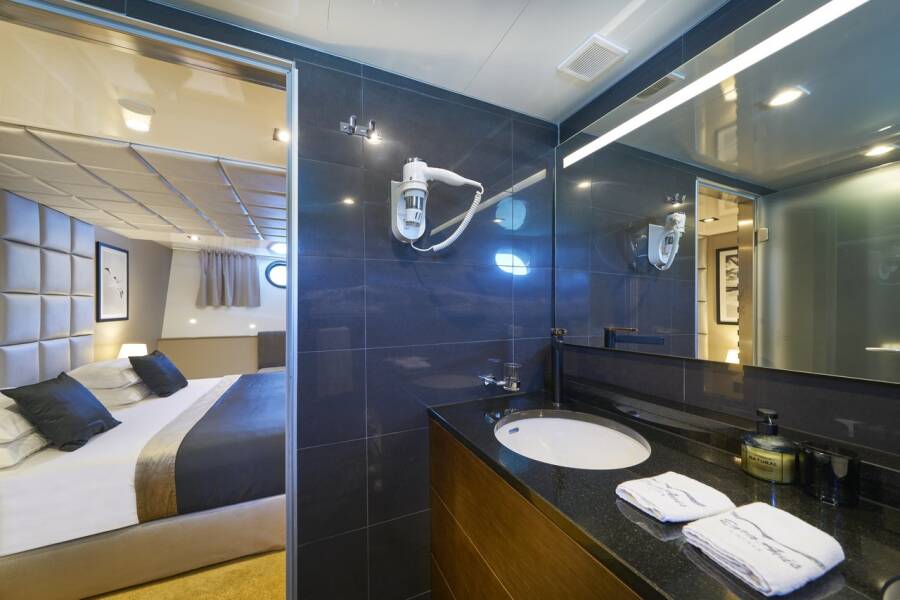 M/S Rara Avis Rara Avis