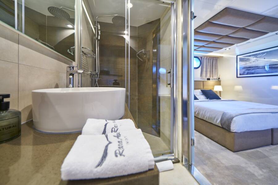 M/S Rara Avis Rara Avis