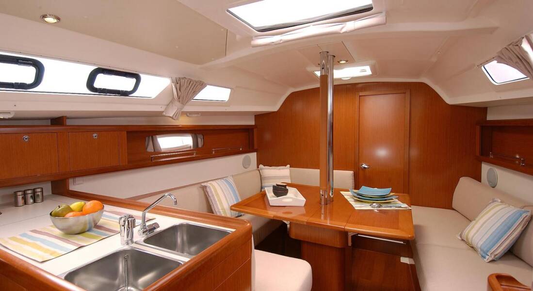 Oceanis 34 Aquamarine