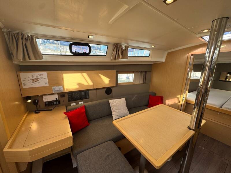 Oceanis 38.1 Delfino