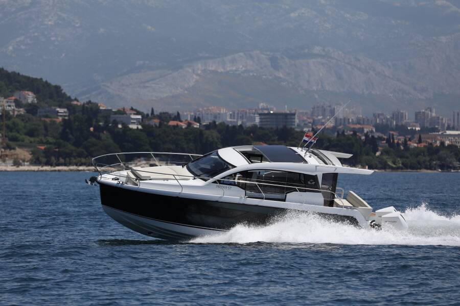 Sealine C335V Stormi