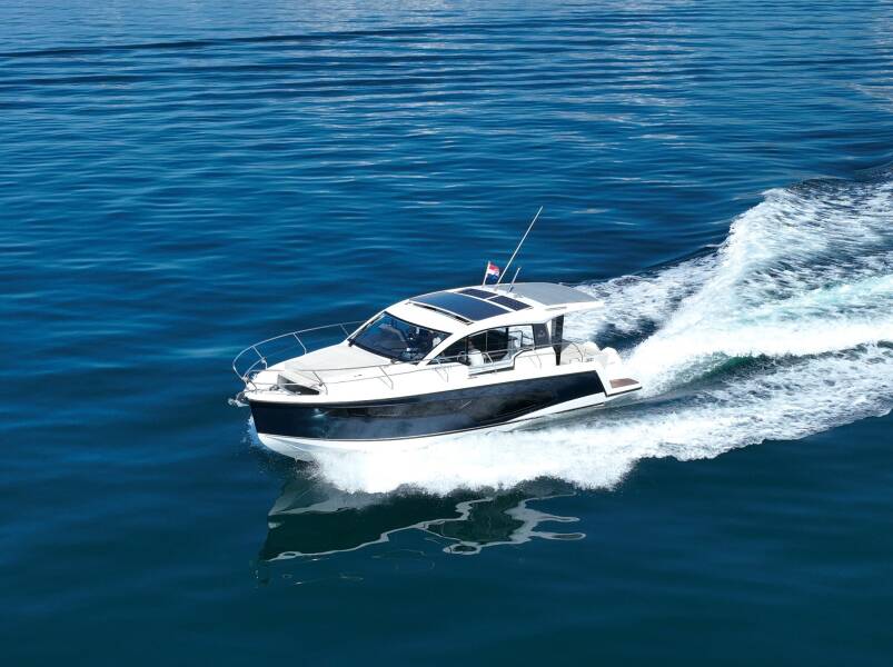 Sealine C335V Stormi