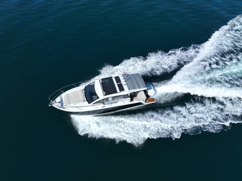 Sealine C335V Stormi