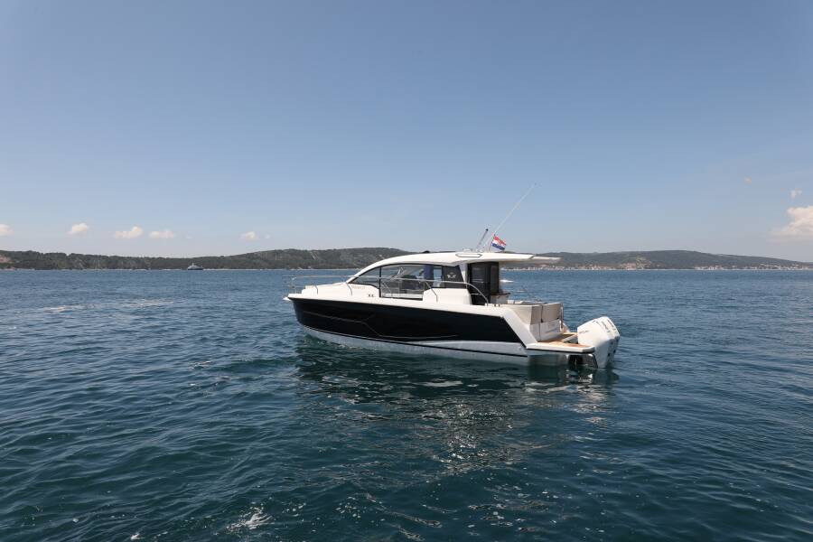 Sealine C335V Stormi