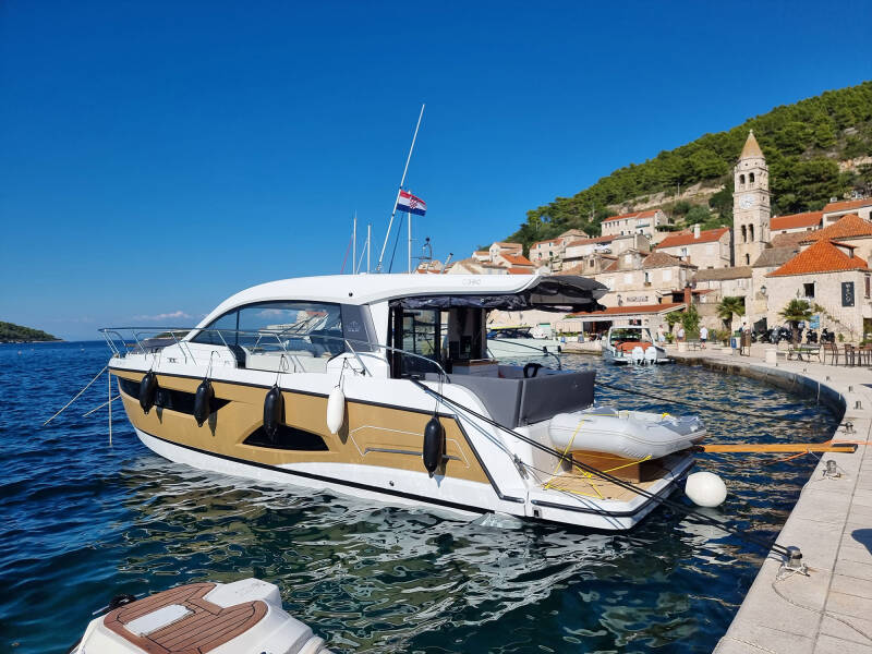 Sealine C390 Tireless